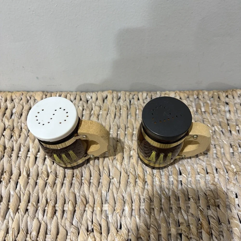 Vintage Salt Pepper Shakers TEXAS Barrell Glass Wooden Handles Lone Star State‎